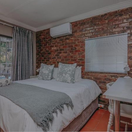Cosy Cottages Guesthouse พ็อตเชฟสตรูม ภายนอก รูปภาพ