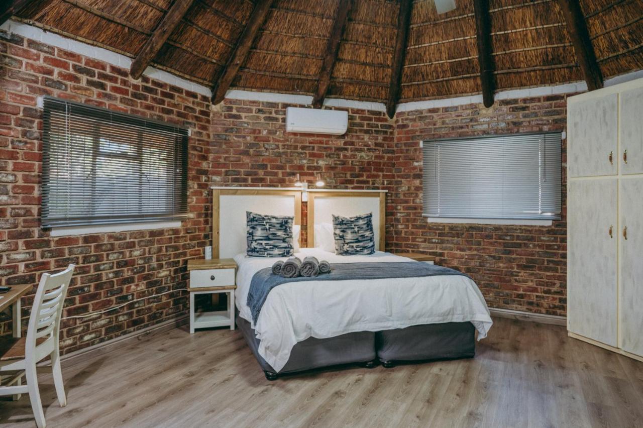 Cosy Cottages Guesthouse พ็อตเชฟสตรูม ภายนอก รูปภาพ