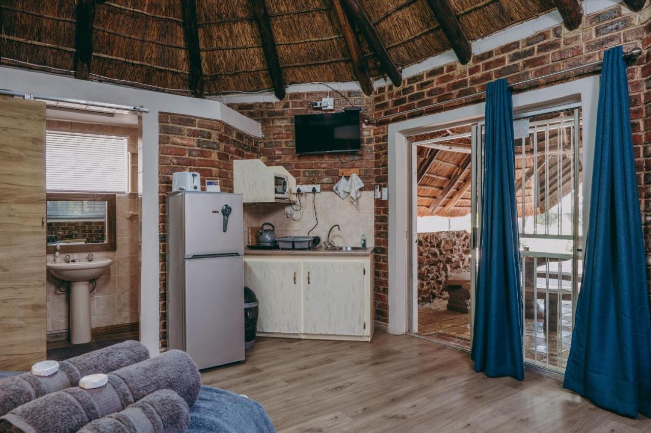 Cosy Cottages Guesthouse พ็อตเชฟสตรูม ภายนอก รูปภาพ