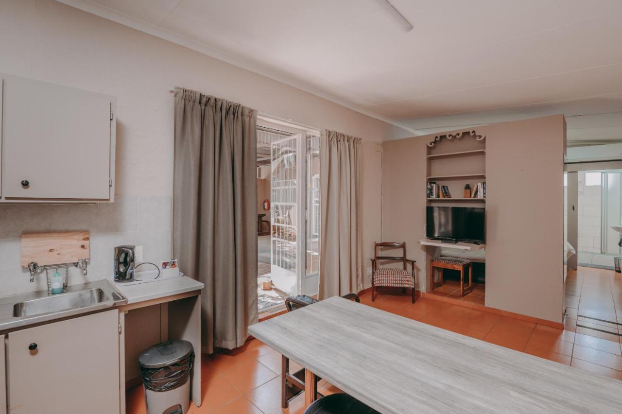 Cosy Cottages Guesthouse พ็อตเชฟสตรูม ภายนอก รูปภาพ