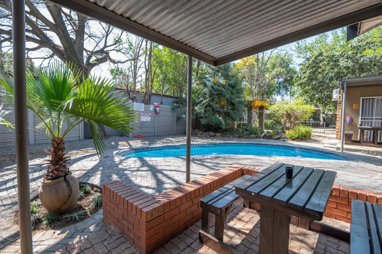 Cosy Cottages Guesthouse พ็อตเชฟสตรูม ภายนอก รูปภาพ