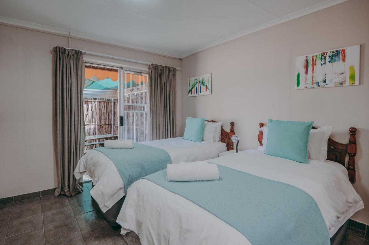 Cosy Cottages Guesthouse พ็อตเชฟสตรูม ภายนอก รูปภาพ