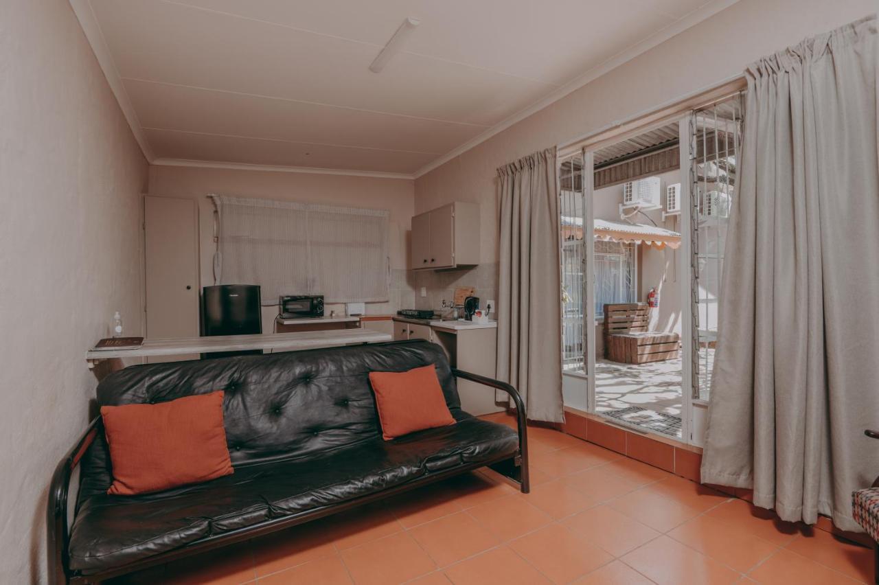 Cosy Cottages Guesthouse พ็อตเชฟสตรูม ภายนอก รูปภาพ