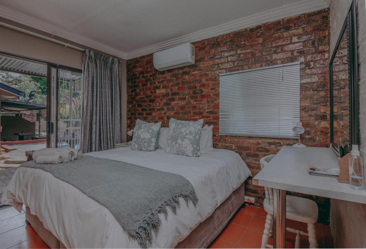 Cosy Cottages Guesthouse พ็อตเชฟสตรูม ภายนอก รูปภาพ