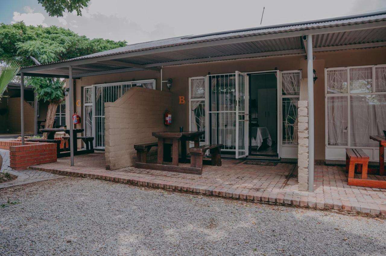 Cosy Cottages Guesthouse พ็อตเชฟสตรูม ภายนอก รูปภาพ