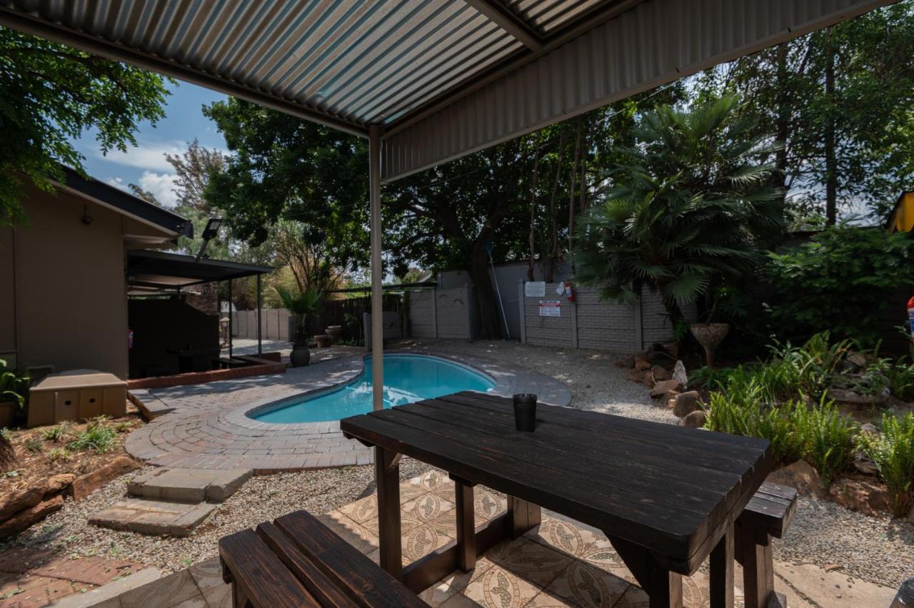 Cosy Cottages Guesthouse พ็อตเชฟสตรูม ภายนอก รูปภาพ